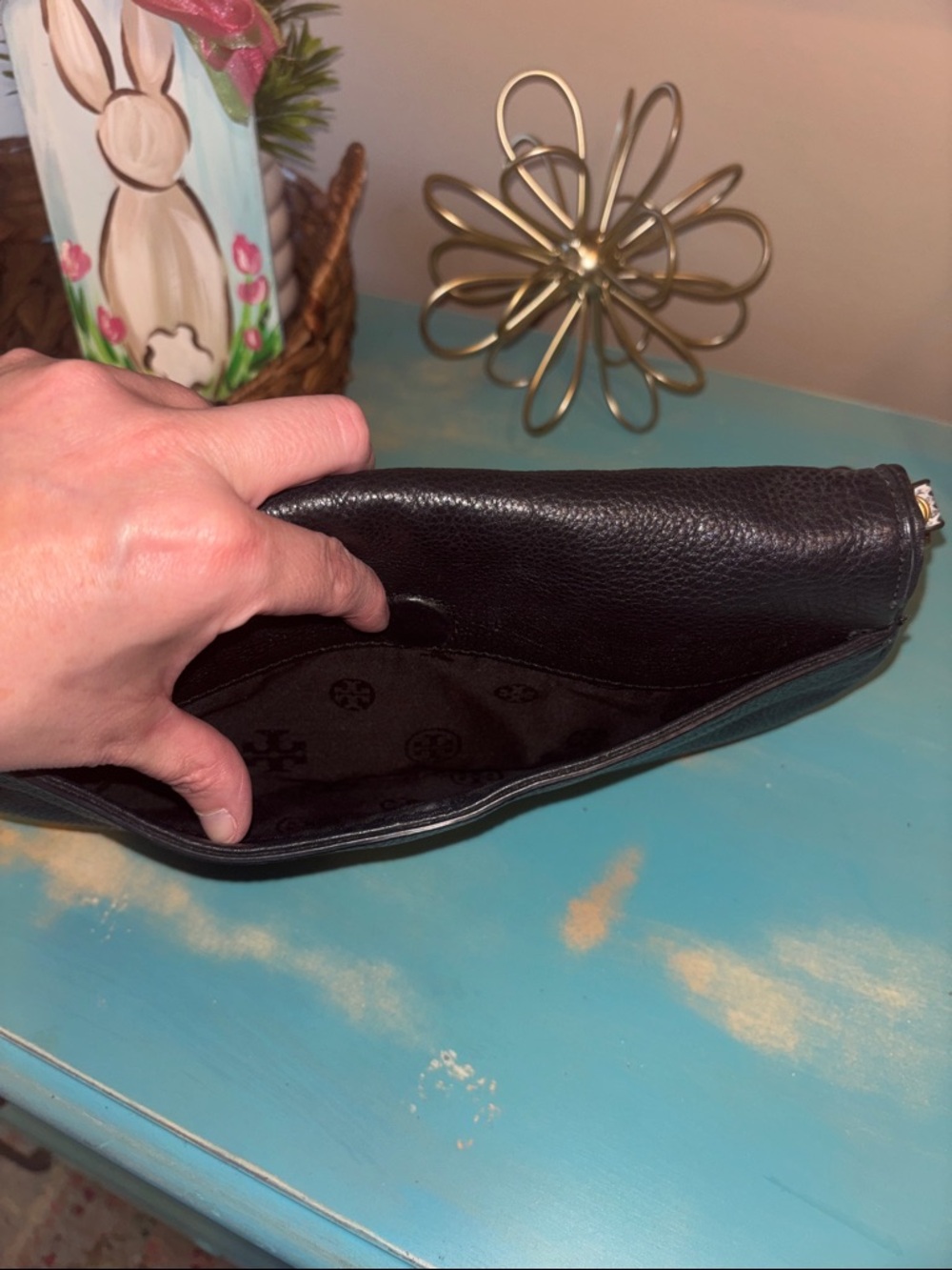 Tory Burch Black Leather Shoulder Bag with Logo Accent - Picture 4 of 4
